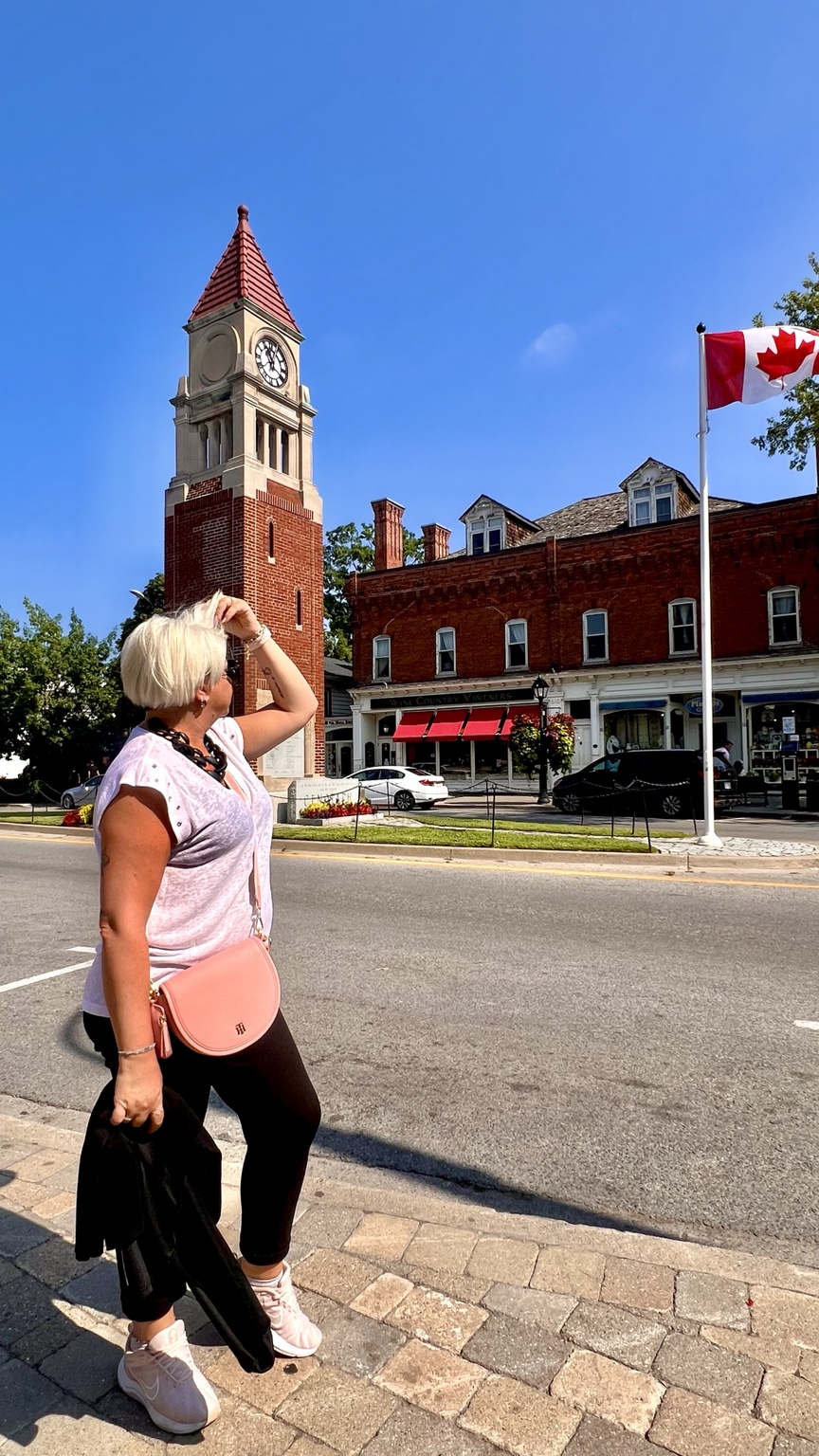 Patrizia durante un viaggio in Canada, davanti a una torre con orologio