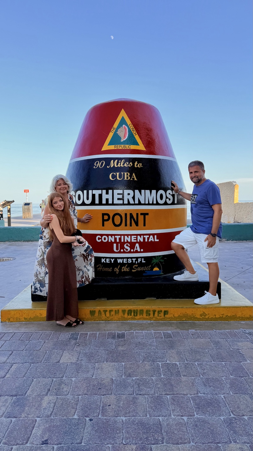Patrizia con la sua famiglia al Southernmost Point di Key West