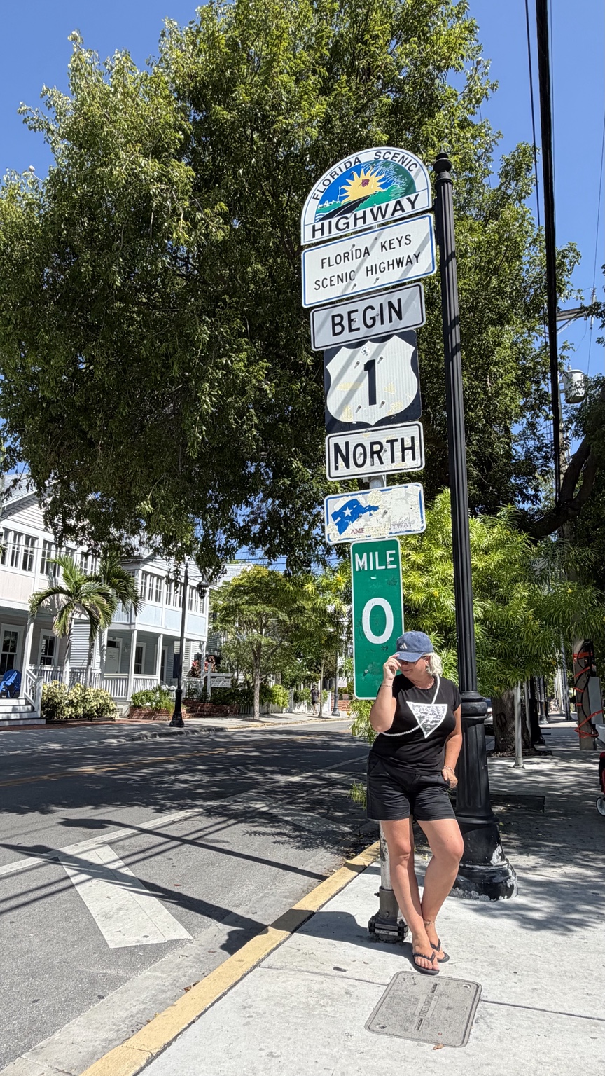 Patrizia a Key West, accanto al cartello Mile 0 della US Route 1