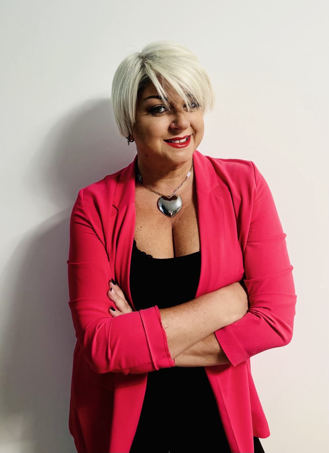 Patrizia Marasco sorridente con una giacca fucsia